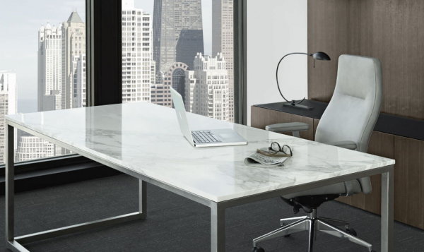 Meja belajar dengan aksen marmer di permukaan